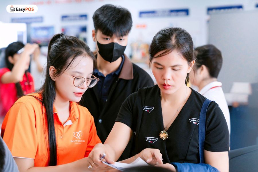 Nhân viên Softdreams đang tư vấn hộ kinh doanh (Ảnh: Softdreams).