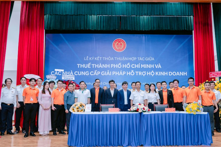 Softdreams và Thuế TPHCM chụp ảnh lưu niệm tại sự kiện